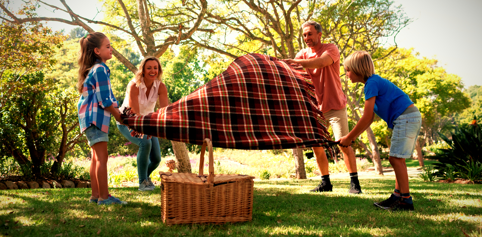 https://outdoorsfamilyadventures.com/wp-content/uploads/2023/08/29735406_family-spreading-the-picnic-blanket.jpg